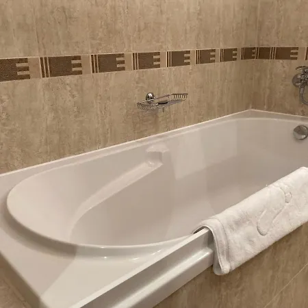 Bright & Lovely In With Free And Garage Apartment *